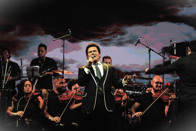 MANUEL JOSÉ presentó con éxito concierto sinfónico